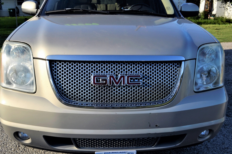 automobile-RAYOL CANADEL SUR MER-min_gmc-yukon-truck-grill-2828425